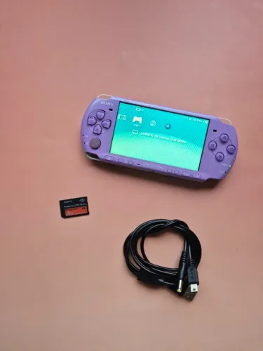 PSP 3000 Roxo Lavanda (Lavender Purple) + Cartão de Memória 8GB Com Jogos 