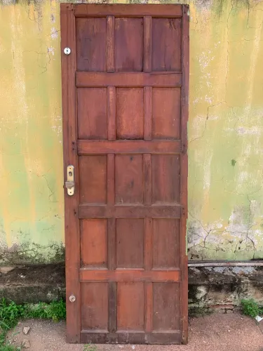 Porta de madeira bem resistente 204x75cm