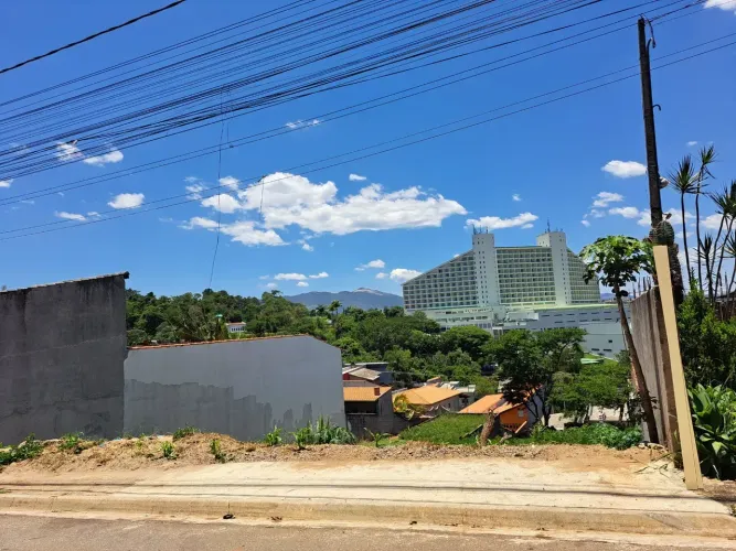 Atibaia/Jd. Santo Antonio- 206 m2, declive, próximo a Rod Dom Pedro