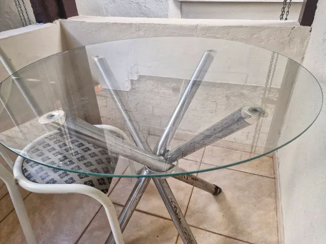 Mesa de vidro com 2 cadeiras
