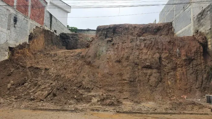Terreno em Condomínio de luxo em Maria Paula ( aceito carro na troca )