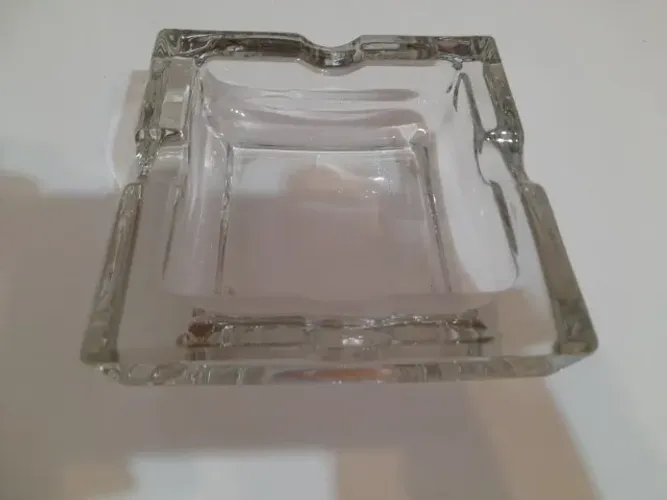 Cinzeiro de Cristal Alemão grande, quadrado em perfeito estado.