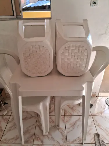 Vendo, mesa,cadeira plástico 150reas.