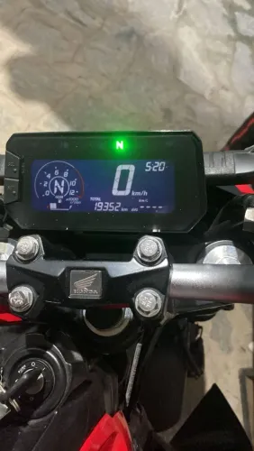 Honda, CB 300F TWISTER ABS, na cor vermelha, tem painel digital,  iluminação em LED.