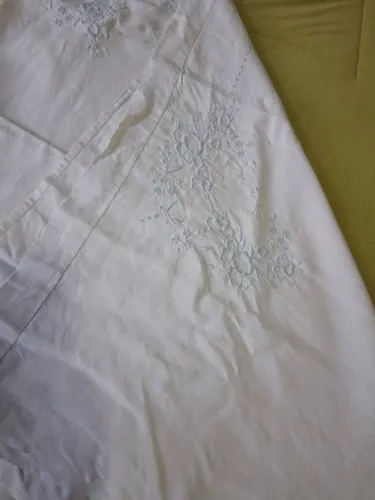 LENÇOL DE LINHO BORDADO A MÃO- ANTIGO