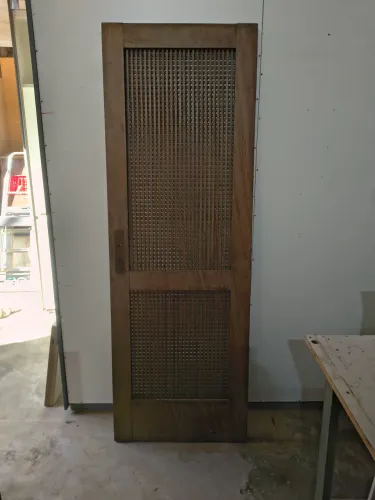 Porta madeira maciça ipê com treliça