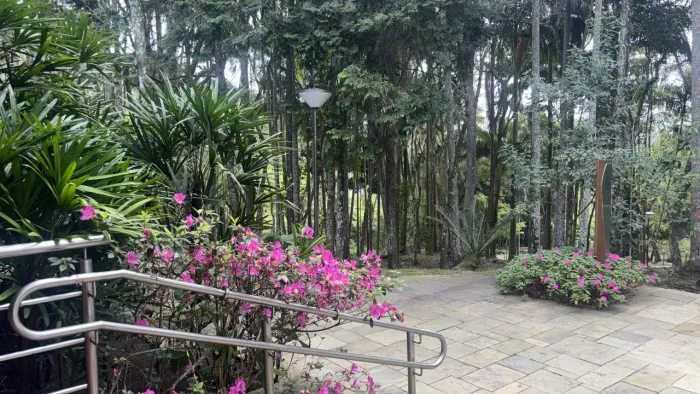 Serviço de caseiro para morar. 