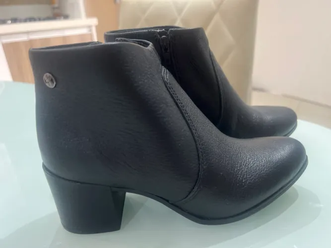 Bota cano curto Bottero.  Couro Pelica