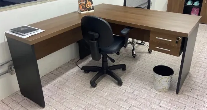 Mesa de escritório com mesa auxiliar