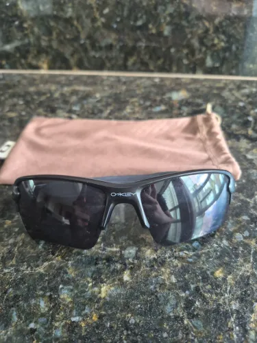 Óculos Estilo Oakley | Conservado | Sem Detalhes | Acompanha saquinho do óculos