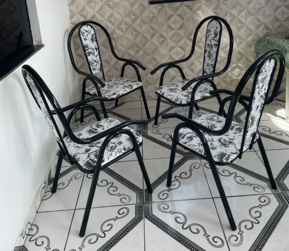 Jogo com 4 Cadeiras Estofadas - R$ 350.