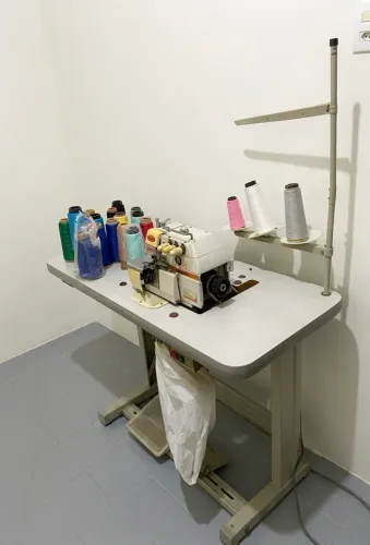 Máquina Overlock Industrial Yamata + Mesa + Linhas - Pronta para uso