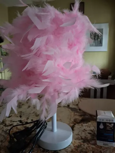 Abajur com plumas rosas
