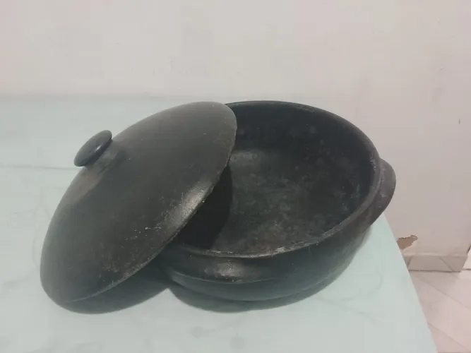 Vendo panela de barro grande, excelente estado ,$ 80,00 reais.