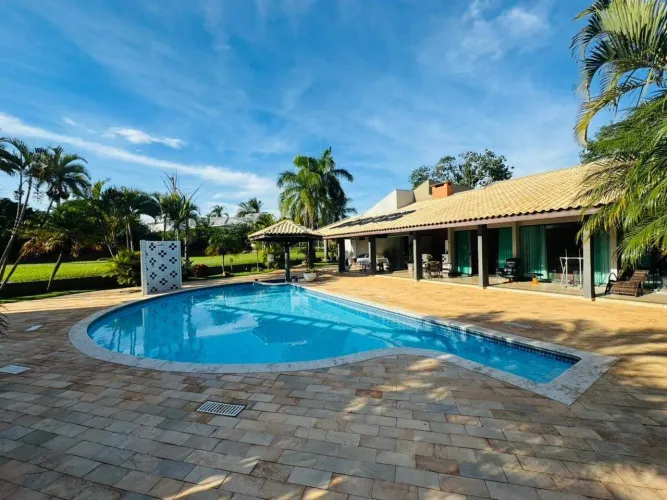 Alto Padrão, Natureza e Privacidade: Casa Espetacular com 4 Suítes e 450m² em terreno de 2