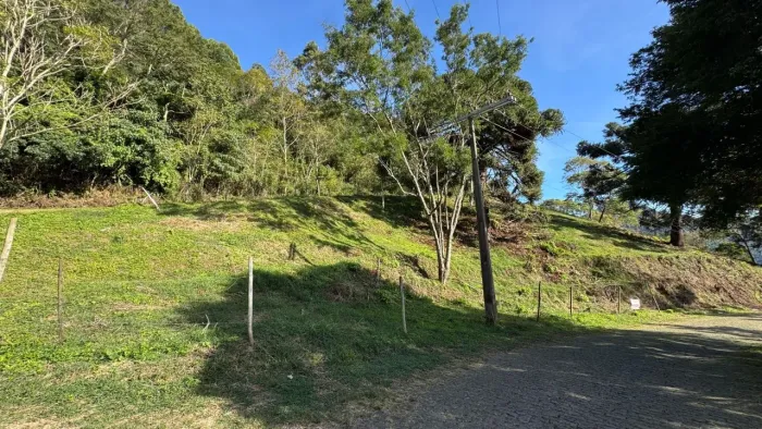 Terrenos à venda no Cascatinha com vista deslumbrante das montanhas e infraestrutura urban