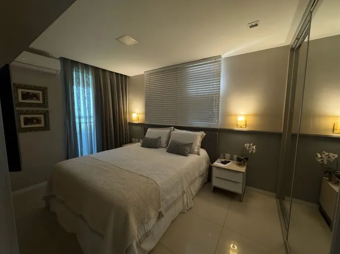 Cama queen seminova