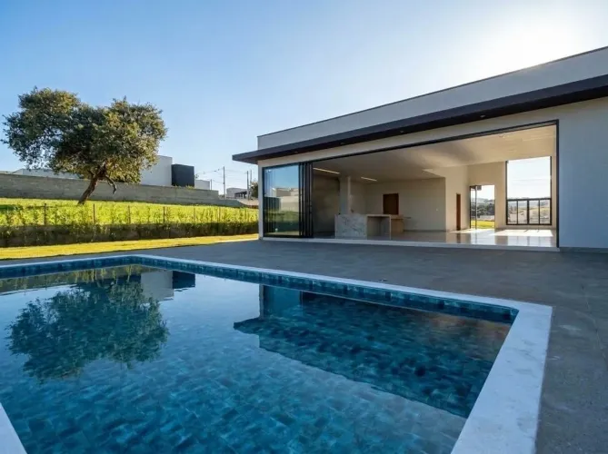 CASA TÉRREA 254M² TERRENO 1017M² - 3 SUÍTES - ESCRITÓRIO - PISCINA - 8 VAGAS - VILLAGE IPA
