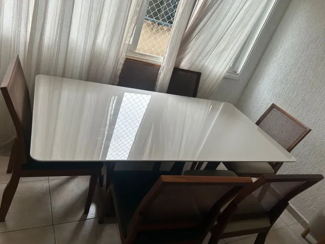 Mesa retangular e cadeiras