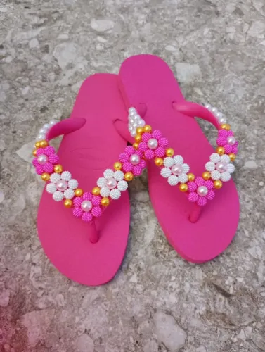 Havaianas decorada com pérolas