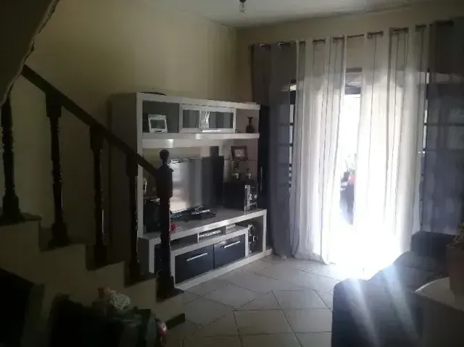 CASA COM 3 QUARTOS EM REALENGO