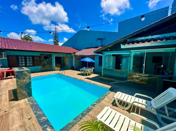 Casa fantástica, quadra do mar, c/piscina grande em Matinhos