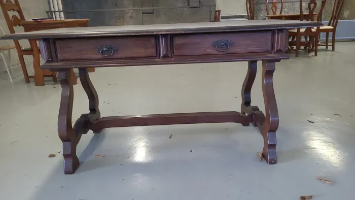 Mesa de madeira de lei