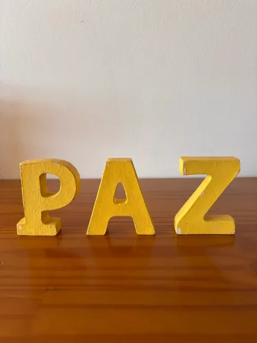 Letras decorativas com a palavra PAZ