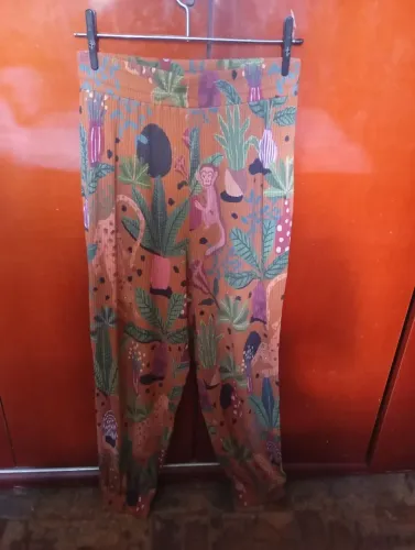 Calça estampada Farm. 