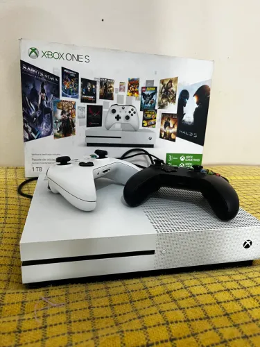 Xbox One S 1T (Leia a descrição)