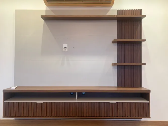 Painel de TV ripado com Rack suspenso 2M