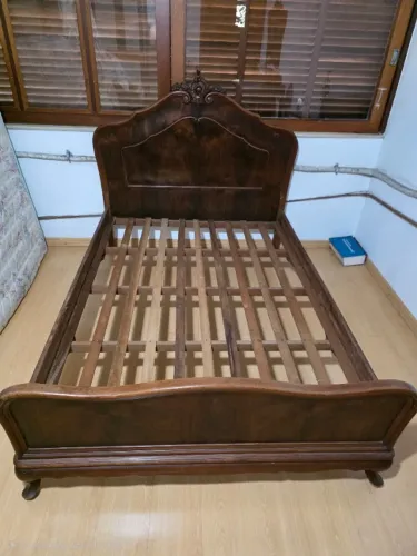 Cama de viúva de madeira nobre