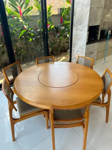 Mesa redonda de madeira com prato giratório