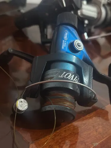 molinete de pesca azul modelo PR200 com sistema de 4