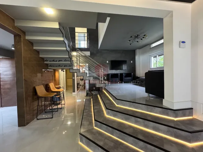 Casa com 4 quartos à venda, no Bairro Jurerê - Florianópolis/SC.