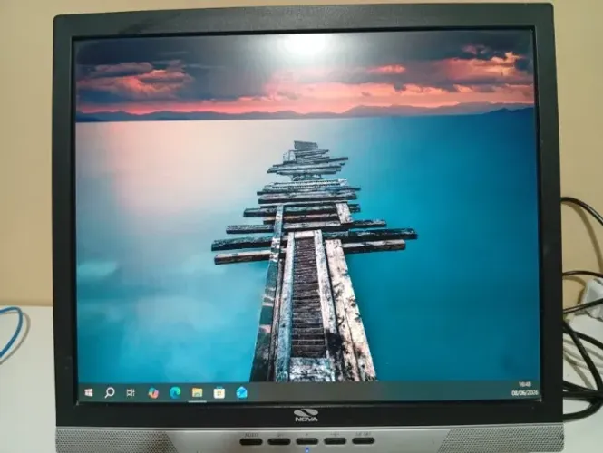 Monitor NOVA 17 polegadas, com cabos.