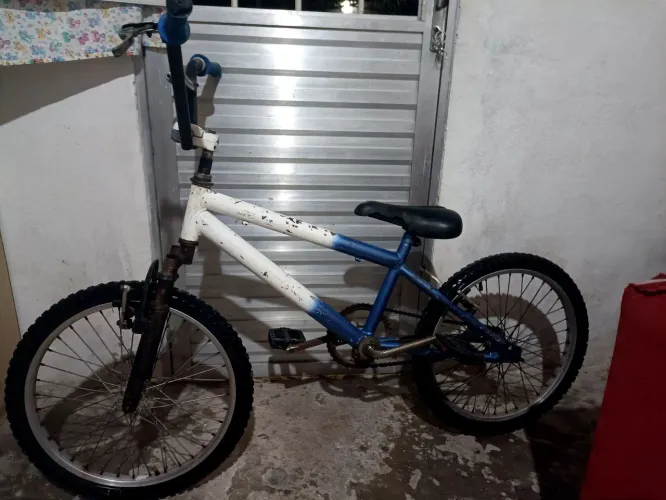 Pra vender só falta uma maçaneta os chicote de aço e uma sapata pra ageitar os freios 