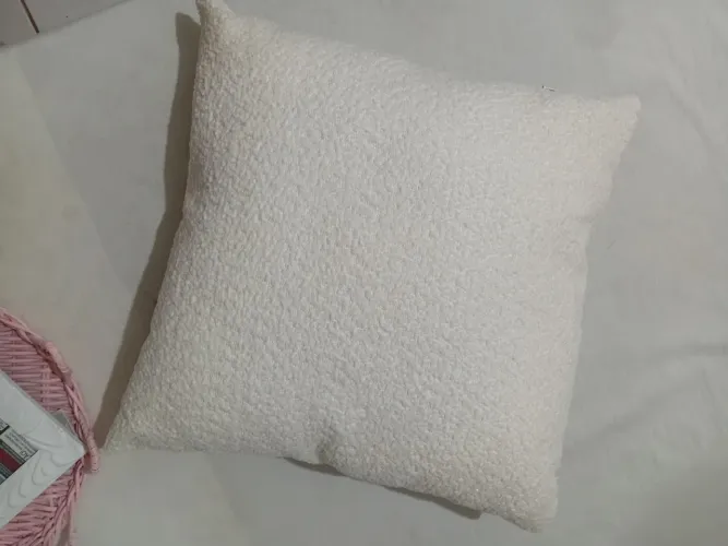 Almofada nova cor off com etiqueta, fofinha 50,00 pegar em piedade