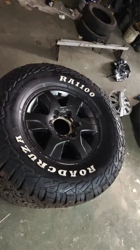 Vendo jogo de roda aro 16 com pneus novos