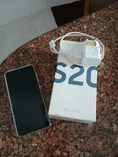 VENDO CELULAR GALAXY S20 FE COM CARREGADOR, E VÁRIAS CAPINHAS LINDAS.
