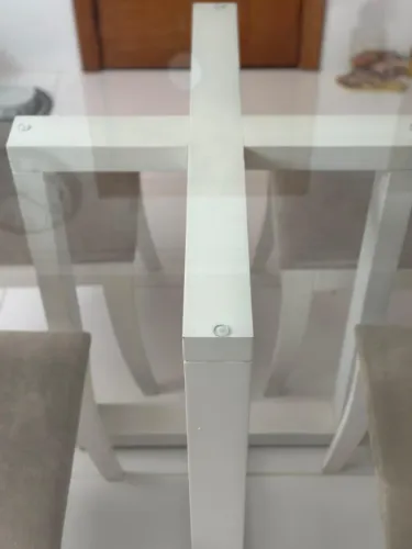 Mesa de jantar branca com tampo de vidro com 4 cadeiras 1,40x90x79cm