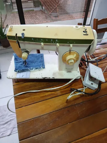Máquina De Costura Singer