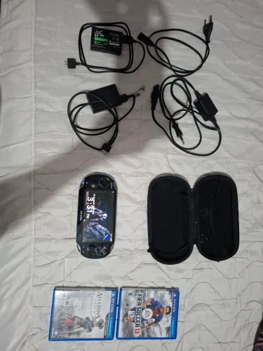Console PSVITA usado, com dois carregadores e dois jogos