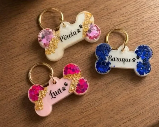Chaveiro em resina para coleira de cachorro tem faço com letras de nome