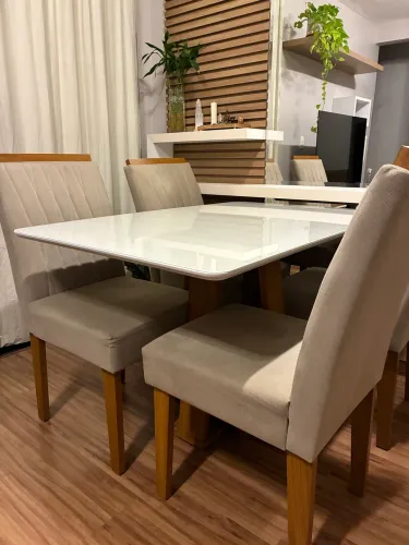 Mesa com 4 cadeiras (Motivo Mudança)