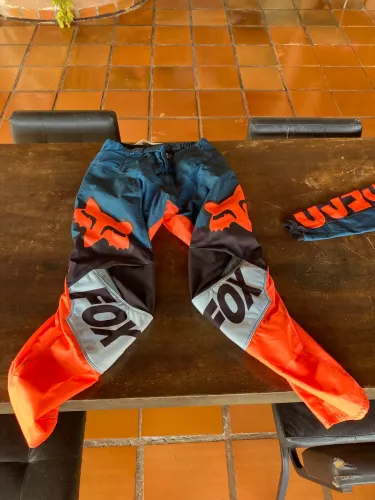 Conjunto Roupa de motocross/trilha FOX 180 (Praticamento nova).