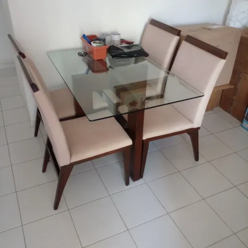 Mesa com 4 cadeiras e Aparador 