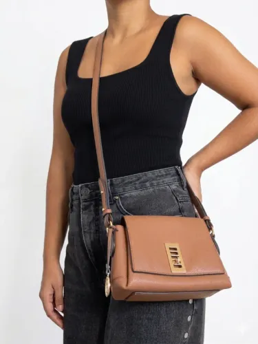Bolsa Arezzo tiracolo marrom pequena