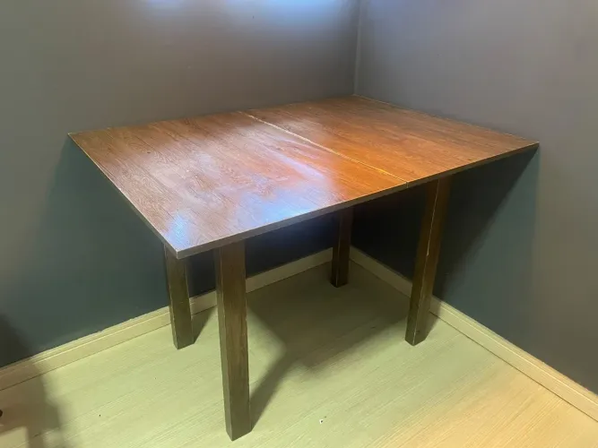 Mesa de jantar com 4 banquetas