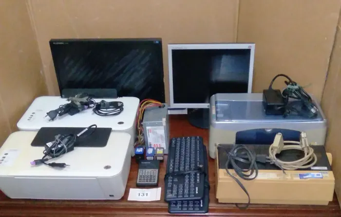 Diversos equipamentos de informática  tirados de uso funcionando- Para desocupar espaço. 